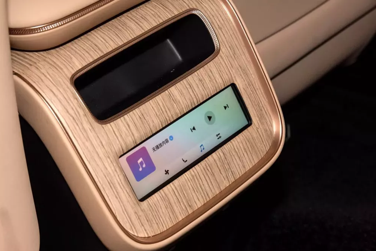 Ghế lái chính được trang bị tựa đầu âm thanh, massage, thông gió, sưởi, tựa chân... Ghế hành khách có ghế không trọng lực, gồm có sưởi, thông gió, massage, nhớ, tựa chân, tựa lưng, tựa đầu âm thanh, v.v. .