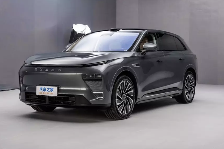 Về ngoại hình, mẫu xe SUV Chery Exeed Sterra ET áp dụng phong cách thiết kế tối giản. Xe mới hủy bỏ thiết kế lưới tản nhiệt và làm nổi bật logo thương hiệu Exeed. Phần trên là đèn chạy ban ngày dạng xuyên suốt, phần dưới là bộ đèn pha tách rời và hệ thống ngôn ngữ ánh sáng. Các mẫu xe cấp thấp không có hệ thống ngôn ngữ ánh sáng và được thay thế bằng thiết kế trang trí.