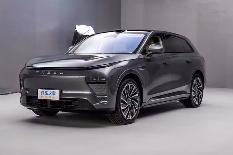 Về ngoại hình, mẫu xe SUV Chery Exeed Sterra ET áp dụng phong cách thiết kế tối giản. Xe mới hủy bỏ thiết kế lưới tản nhiệt và làm nổi bật logo thương hiệu Exeed. Phần trên là đèn chạy ban ngày dạng xuyên suốt, phần dưới là bộ đèn pha tách rời và hệ thống ngôn ngữ ánh sáng. Các mẫu xe cấp thấp không có hệ thống ngôn ngữ ánh sáng và được thay thế bằng thiết kế trang trí.