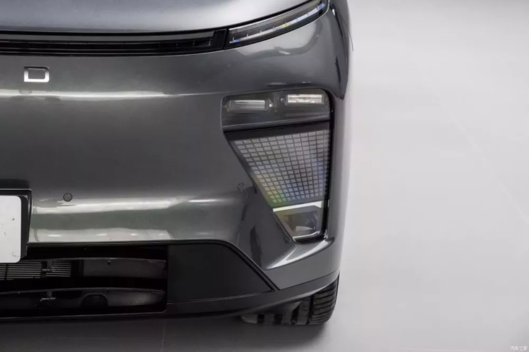 Xét về kích thước thân xe, chiều dài, chiều rộng và chiều cao của xe Exeed Sterra ET mới lần lượt sẽ là 4.955 mm x 1.975 mm x 1.698 mm, chiều dài cơ sở là 3.000 mm. Đuôi xe cũng có thiết kế đơn giản. Đèn hậu xuyên suốt chứa 262 hạt đèn LED, hiệu ứng ánh sáng tinh tế.