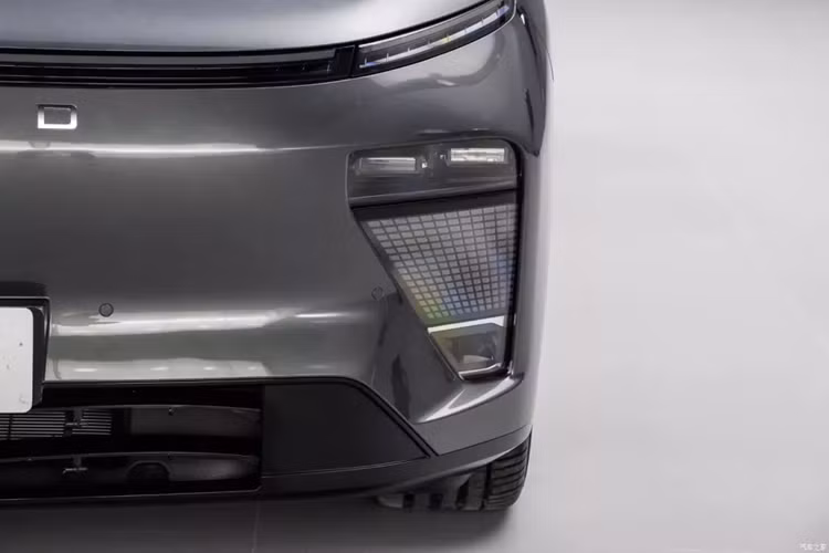 Xét về kích thước thân xe, chiều dài, chiều rộng và chiều cao của xe Exeed Sterra ET mới lần lượt sẽ là 4.955 mm x 1.975 mm x 1.698 mm, chiều dài cơ sở là 3.000 mm. Đuôi xe cũng có thiết kế đơn giản. Đèn hậu xuyên suốt chứa 262 hạt đèn LED, hiệu ứng ánh sáng tinh tế.