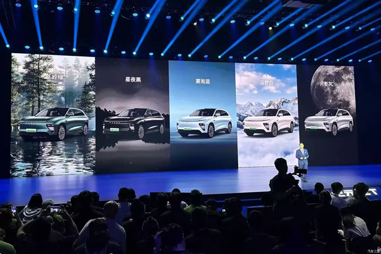 Cụ thể, vào ngày 9/5 vừa qua, Exeed Sterra ET đã chính thức có mặt trên thị trường, xe có sẵn phiên bản EV và EREV với tổng cộng 8 mẫu. Mức giá xe Chery Exeed Sterra ET 2024 từ 189.800 nhân dân tệ đến 319.800 nhân dân tệ (26.300 – 44.300 USD), tương đương 621 triệu đồng đến 1,05 tỷ đồng.