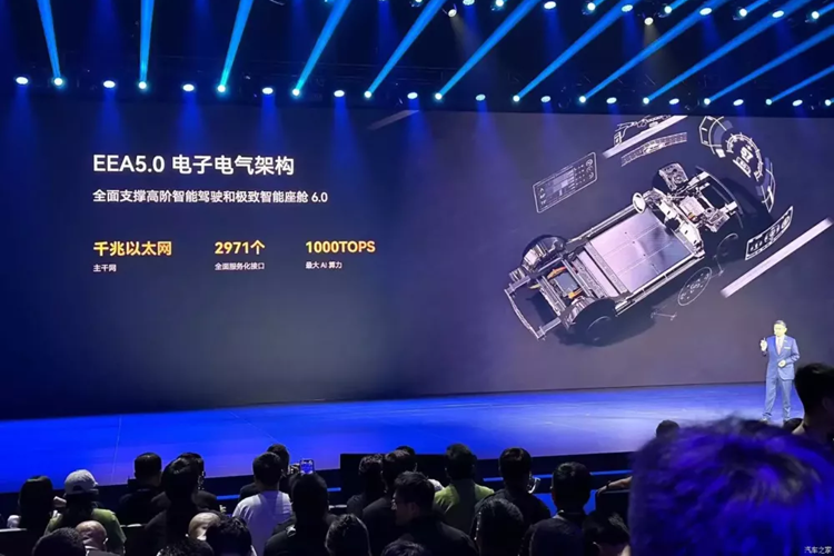 Phiên bản phạm vi mở rộng được trang bị bộ pin lithium iron phosphate 32kWh từ CATL, có phạm vi hoạt động thuần điện 200km trong điều kiện CLTC, phạm vi hoạt động toàn diện 1.518km trong điều kiện CLTC và 28 phút sạc ở mức SOC 30-80% . 