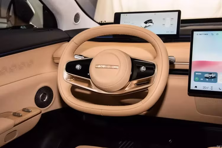 Các cửa sổ được trang bị kính dán 2 lớp dày 6 mm giúp giảm tiếng ồn của gió. Hàng ghế sau còn hỗ trợ chỉnh điện, tựa lưng có thể điều chỉnh góc nghiêng khác nhau. Thể tích cốp tiêu chuẩn là 546L, có thể chứa 10 vali 20 inch. Khi gập hàng ghế sau xuống, thể tích là 1835L, có thể chứa 32 vali 20 inch. Đồng thời phía trước xe có chỗ để đồ.