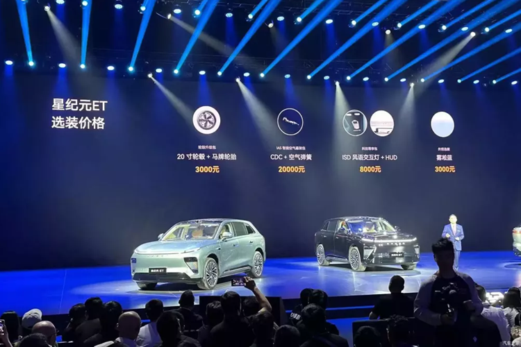 Về mặt lái xe thông minh, chip NVIDIA Drive Orin được trang bị 30 cảm biến hiệu suất cao và sức mạnh tính toán 508TOPS có thể đạt được hỗ trợ lái xe thông minh toàn kịch bản NEP an toàn hơn, bao gồm hỗ trợ điều hướng tốc độ cao, hỗ trợ điều hướng trong thành phố, đỗ xe thông minh, v.v. 