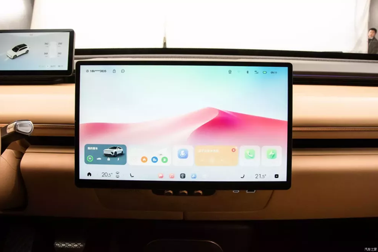 Exeed Sterra ET còn có "rạp hát tại nhà" 23 loa âm thanh và các cấu hình khác để nâng cao sự thoải mái khi lái xe. Trong số đó, máy điều hòa không khí bơm nhiệt ba vùng nhiệt độ hai lớp có thể nhanh chóng đạt được, cùng sự thoải mái của con người trong các thử nghiệm gia nhiệt ở nhiệt độ thấp 18oC và được trang bị bộ lọc CN95.