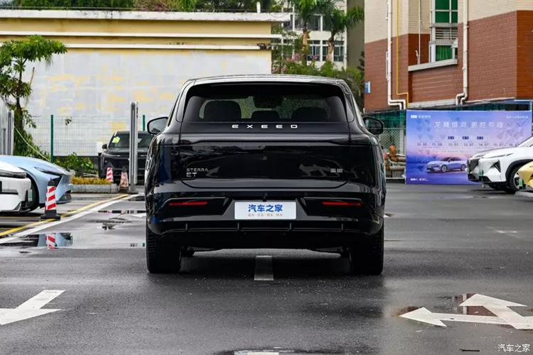 Đồng thời, các mẫu xe thuộc dòng Exeed Sterra đã thay đổi phong cách thiết kế trước đây và phù hợp hơn với phong cách của các mẫu xe quyền lực mới, mang đậm chất công nghệ. 