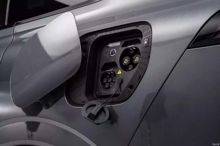 Phiên bản thuần điện Exeed Sterra ET được trang bị pin siêu nạp CATL Shenxing, bao gồm pin lithium iron phosphate 77kWh và pin lithium ternary 100kWh. Dựa trên nền tảng 800V toàn cầu, nó có thể sạc trong 10 phút và đi được 400 km trong điều kiện nhiệt độ bình thường là 25°C. 