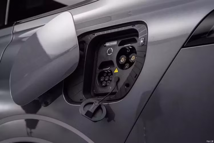 Phiên bản thuần điện Exeed Sterra ET được trang bị pin siêu nạp CATL Shenxing, bao gồm pin lithium iron phosphate 77kWh và pin lithium ternary 100kWh. Dựa trên nền tảng 800V toàn cầu, nó có thể sạc trong 10 phút và đi được 400 km trong điều kiện nhiệt độ bình thường là 25°C. 