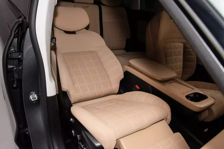 Ngoài ra, chuyển động điện của hàng ghế trước và sau có thể được thực hiện thông qua giọng nói hoặc nút bấm vật lý, nâng cao hơn nữa tính linh hoạt của không gian trong xe. Toàn bộ xe hỗ trợ hơn 1.800 điểm điều khiển chức năng giọng nói.