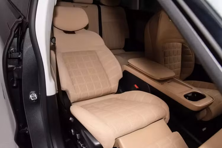 Ngoài ra, chuyển động điện của hàng ghế trước và sau có thể được thực hiện thông qua giọng nói hoặc nút bấm vật lý, nâng cao hơn nữa tính linh hoạt của không gian trong xe. Toàn bộ xe hỗ trợ hơn 1.800 điểm điều khiển chức năng giọng nói.