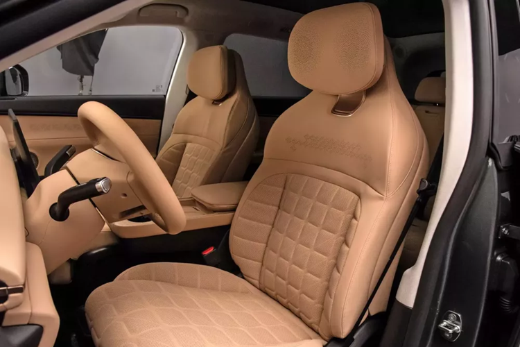 Màn hình điều khiển trung tâm lớn 15,6 inch 2,5K ở trung tâm bảng điều khiển trung tâm rất bắt mắt. Giọng nói nhà thông minh dựa trên mẫu lớn Lion AI bao gồm 20 cảnh nhà thông minh chính như kết nối xe-nhà, chế độ em bé, chế độ thú cưng và chế độ karaoke.