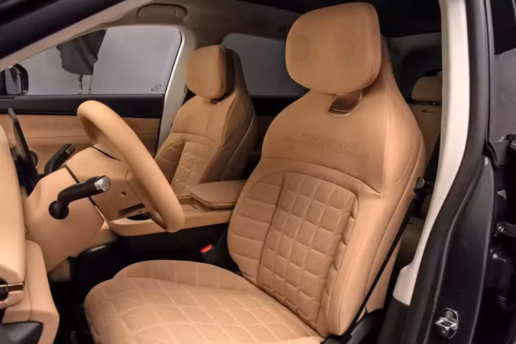 Màn hình điều khiển trung tâm lớn 15,6 inch 2,5K ở trung tâm bảng điều khiển trung tâm rất bắt mắt. Giọng nói nhà thông minh dựa trên mẫu lớn Lion AI bao gồm 20 cảnh nhà thông minh chính như kết nối xe-nhà, chế độ em bé, chế độ thú cưng và chế độ karaoke.