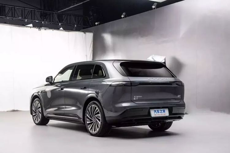 Đồng thời, nó cũng hình thành nên sự khác biệt về giá so với các đối thủ như Lideal L6 và Tesla Model Y. Về hiệu suất chi phí, Chery luôn làm tốt. Exeed Sterra ET có đầy đủ cấu hình và kiến trúc 800V, hệ thống giảm rung điện từ CDC + hệ thống treo khí, radar laser, chip điện toán cao 508TOPS, v.v. 