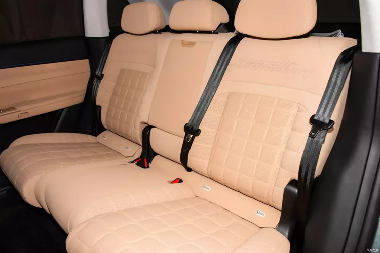 Đồng thời, bảng điều khiển trung tâm cũng phá vỡ mô hình bảng đồng hồ cố định truyền thống và được trang bị bảng đồng hồ phụ trượt điện và “thanh chuyển động hình sao”, kết hợp với hộc chứa đồ hai lớp và đèn chiếu sáng xung quanh ấm áp, cho phép hành khách trong xe để trải nghiệm cảm giác thoải mái không có rào cản.