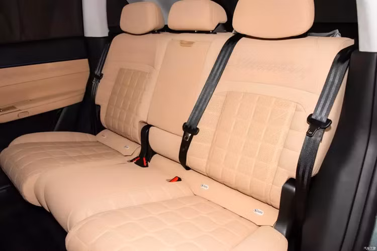 Đồng thời, bảng điều khiển trung tâm cũng phá vỡ mô hình bảng đồng hồ cố định truyền thống và được trang bị bảng đồng hồ phụ trượt điện và “thanh chuyển động hình sao”, kết hợp với hộc chứa đồ hai lớp và đèn chiếu sáng xung quanh ấm áp, cho phép hành khách trong xe để trải nghiệm cảm giác thoải mái không có rào cản.