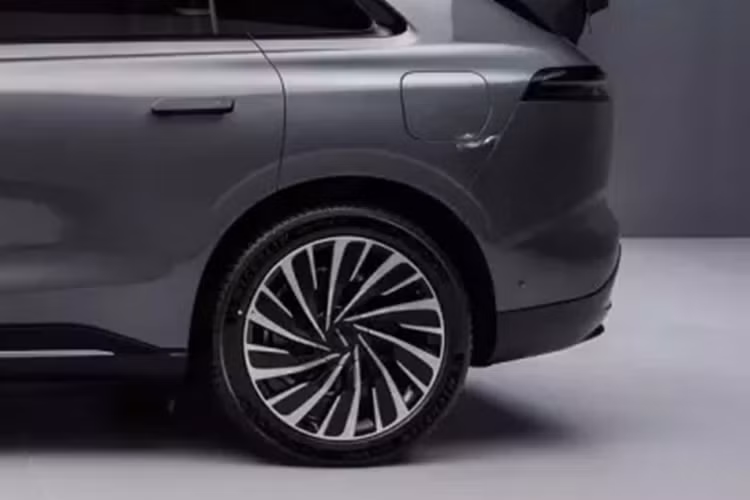 Phiên bản mở rộng Exeed Sterra ET sẽ được trang bị động cơ tăng áp 1.5T với mẫu động cơ SQRH4J15B. Hệ thống có công suất toàn diện 195kW, mô-men xoắn toàn diện 324N·m và có thể tăng tốc từ 0-100km/h trong 7,8 giây. . 