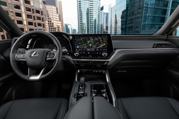 Về nội thất, bên trong khoang cabin của Lexus TX 350 AWD F Sport Handling 2025 sở hữu nhiều tiện ích hiện đại như: màn hình hiển thị đa thông tin 12,3 inch, vô lăng bọc da có tính năng sưởi, bàn đạp nhôm và hàng ghế thứ hai là hai ghế ngồi độc lập dạng thương gia.