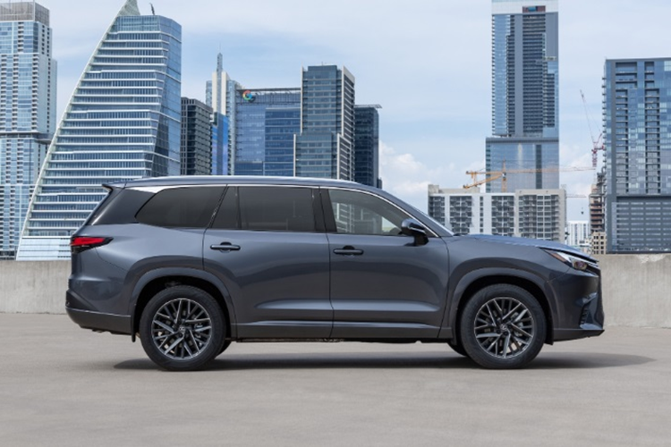 Ngoài các trang bị trên thì ngoại thất của Lexus TX 2025 còn có một vài điểm khác biệt so với phiên bản tiền nhiệm như: tấm chắn gió sau được thiết kế lại, thanh ray mái màu đen, viền cửa sổ mạ chrome tối màu, gương chiếu hậu màu đen và tùy chọn mâm xe hợp kim 22 inch mới màu đen mờ.