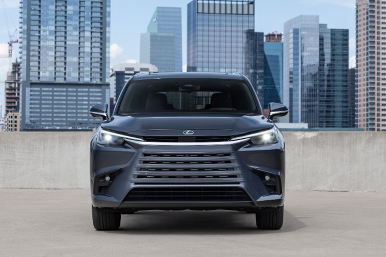 Sở dĩ giá xe tăng là do biến thể Lexus TX 350 AWD 2025 được bổ sung gói trang bị F Sport Handling. Xe có thêm các tính năng như: Hệ thống treo biến thiên thích ứng, tính năng hỗ trợ đỗ xe trực quan với phanh tự động, cửa sổ trời toàn cảnh bằng kính.