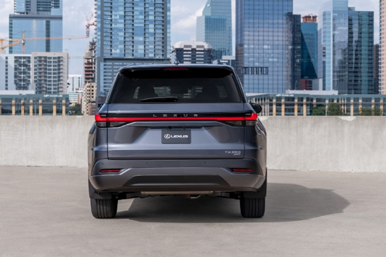 Trong khi đó, bản TX 500h lại được trang bị hệ truyền động hybrid với sự kết hợp của động cơ xăng 2.4L tăng áp với mô tơ điện cho tổng công suất 366 mã lực và mô-men xoắn 550 Nm. Bản TX 550h+ sẽ là hệ truyền động plug-in hybrid cho công suất mạnh 404 mã lực.