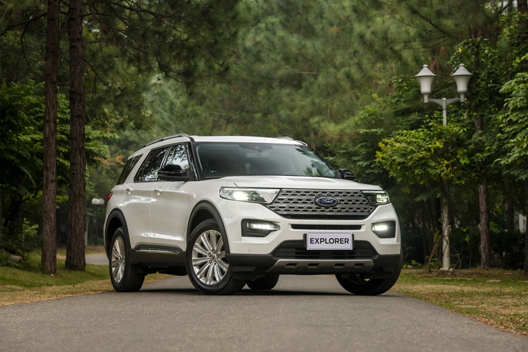 Ngoài ra, thương hiệu Ford cũng tăng giá 100 triệu đồng cho dòng SUV cỡ lớn Explorer. Giá bán sau khi điều chỉnh của Ford Explorer là 2,099 tỷ đồng, rẻ hơn 340 triệu đồng so với mức giá niêm yết cũ.