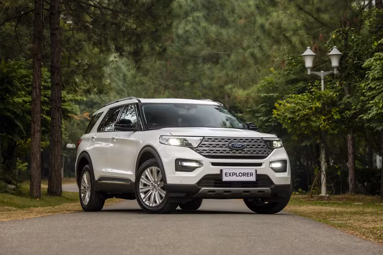 Ngoài ra, thương hiệu Ford cũng tăng giá 100 triệu đồng cho dòng SUV cỡ lớn Explorer. Giá bán sau khi điều chỉnh của Ford Explorer là 2,099 tỷ đồng, rẻ hơn 340 triệu đồng so với mức giá niêm yết cũ.