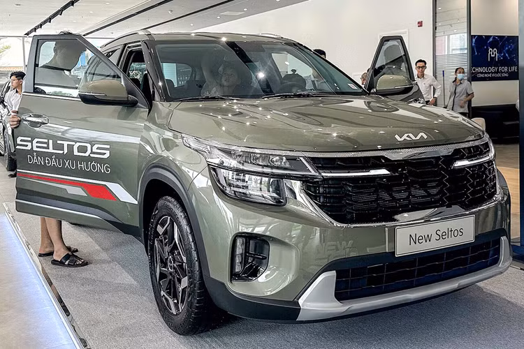 Cụ thể hơn, Kia Seltos sẽ tăng giá 10 triệu đồng ở bản 1.5 Premium lên 749 triệu đồng. Trong khi đó, 3 bản 1.5 AT, 1.5 Luxury và 1.5 Turbo GT-Line đều giữ nguyên mức giá cũ, lần lượt là 599 triệu, 679 triệu và 799 triệu đồng.