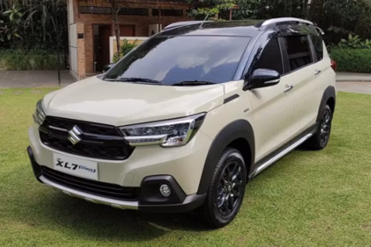 Sự kết hợp với máy phát điện giúp XL7 Hybrid có tính năng dừng và khởi động lại tự động, cũng như khả năng tăng tốc tốt hơn so với động cơ xăng thuần túy. Điều này mang lại hiệu suất vận hành tốt và tiết kiệm nhiên liệu hơn, đó là một điểm cộng lớn cho mẫu xe này.