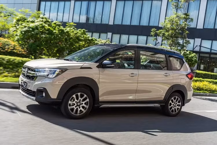 Cung cấp sức mạnh cho mẫu xe MPV Suzuki XL7 hybrid là hệ truyền động hybrid với sự kết hợp của máy xăng 1.5L công suất 103 mã lực, mô-men xoắn 138 Nm với máy phát điện và pin lithium-ion.
