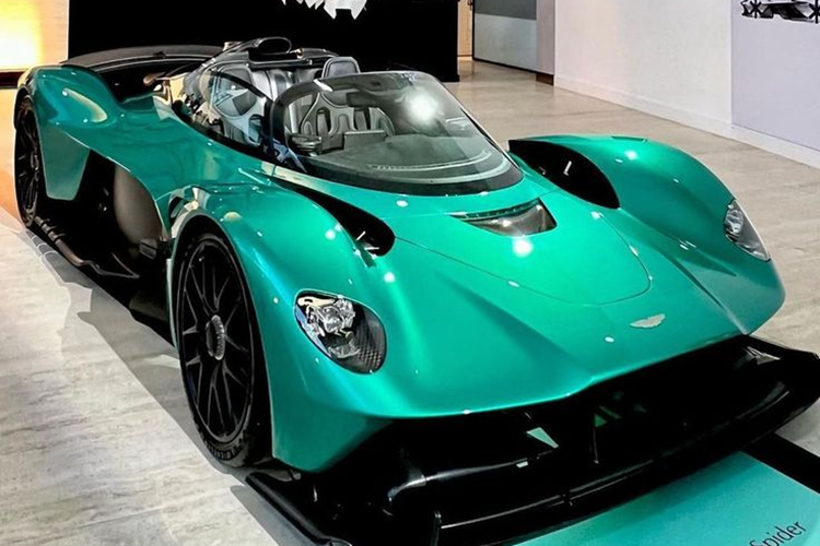 Hiện chưa có thông tin về mức giá xe Aston Martin Valkyrie Spider, tuy nhiên con số chắc chắn cao hơn mức giá khởi điểm 3,2 triệu USD (khoảng 78 tỷ đồng) của bản coupe.