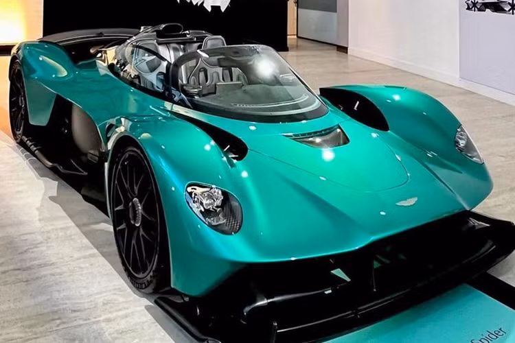 Hiện chưa có thông tin về mức giá xe Aston Martin Valkyrie Spider, tuy nhiên con số chắc chắn cao hơn mức giá khởi điểm 3,2 triệu USD (khoảng 78 tỷ đồng) của bản coupe.