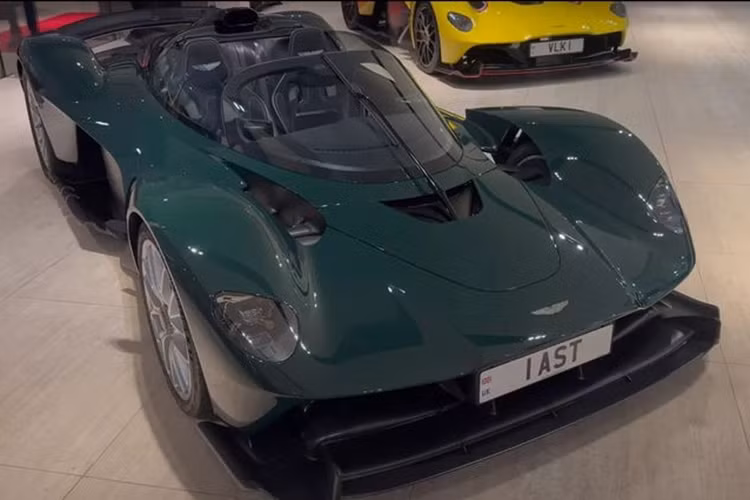 Sau hơn 2 năm, Aston Martin đã công bố bàn giao chiếc Valkyrie Spider đầu tiên. Chủ nhân của chiếc xe này là một fan trung thành của thương hiệu, người đồng thời cũng sở hữu Valkyrie bản coupe và một chiếc DB5 cổ điển. Aston Martin chỉ sản xuất tổng cộng 260 chiếc Valkyrie.