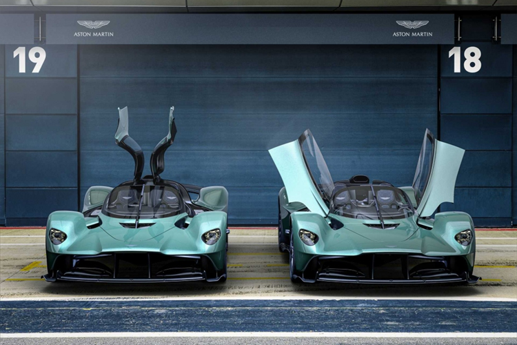 Trong đó, 150 chiếc thuộc phiên bản coupe, 85 chiếc mui trần và 25 chiếc Valkyrie AMR Pro. Chiếc Aston Martin Valkyrie Spider đầu tiên được bàn giao sở hữu màu sơn ngoại thất British Racing Green tinh tế.