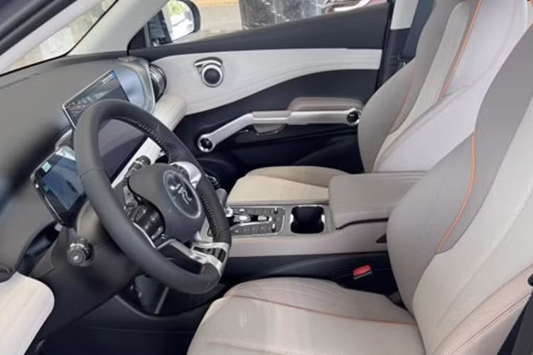 Về nội thất, khoang cabin của BYD Seal có khá nhiều điểm tương đồng với Atto 3. Xe được trang bị một số tiện ích như: màn hình trung tâm 15,6 inch có thể xoay được, đồng hồ kỹ thuật số có kích thước 10,25 inch.