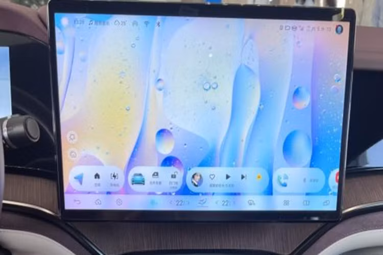 Xe còn có ghế lái chỉnh điện 8 hướng, điều hoà tự động 2 vùng có lọc bụi mịn, cần số điện tử, phanh đỗ điện tử và cửa sổ trời toàn cảnh.