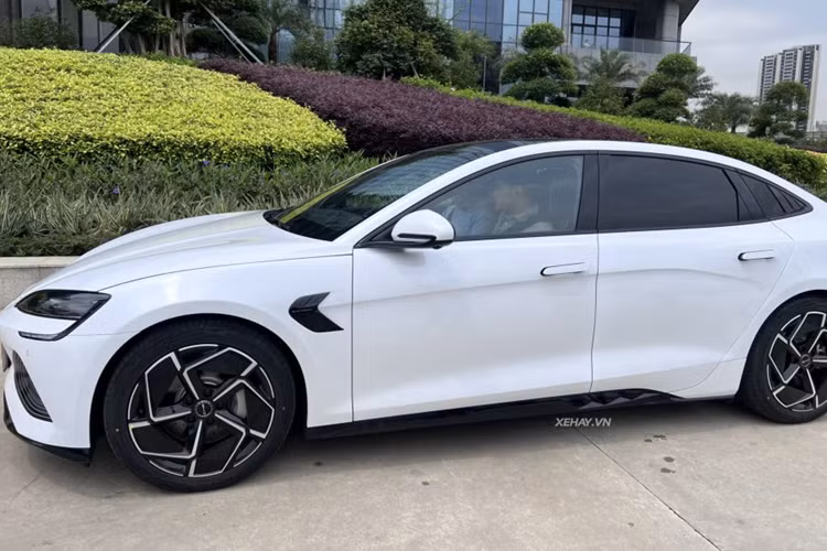 Xe mang dáng dấp khá giống với những mẫu xe nổi tiếng như Porsche hay Tesla bởi kiểu dáng coupe.