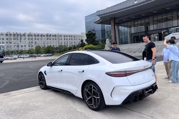 Cung cấp sức mạnh cho BYD Seal là hai tùy chọn động cơ. Thứ nhất là động cơ điện cho công suất tối đa 228 mã lực và momen xoắn cực đại 330 Nm. Phiên bản cao cấp nhất của mẫu xe này có khả năng chạy được lên đến 700 km sau một lần sạc.