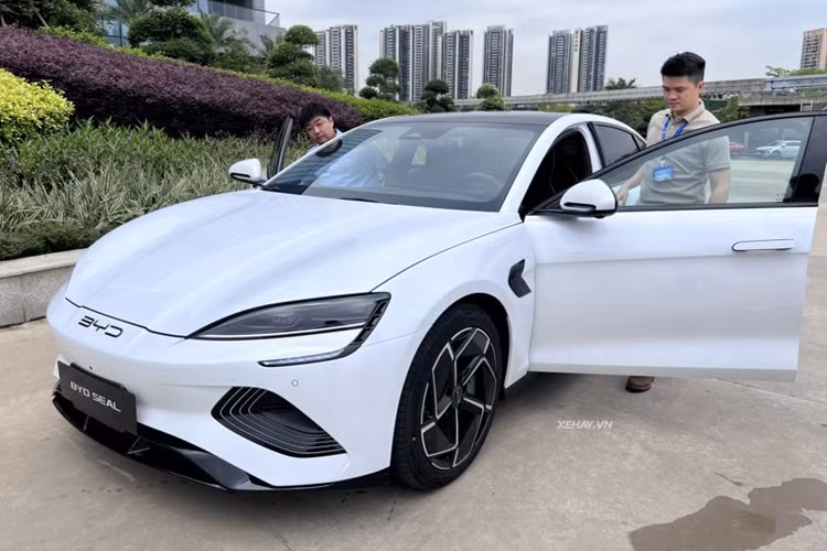 Đầu xe gây ấn tượng với cụm đèn chiếu sáng chính là LED dạng thấu kính, đi cùng hai hốc gió bên hông được tạo hình cách điệu và cản trước thể thao, mang đến một diện mạo trực quan và độc đáo. Phía sau xe vẫn là cụm đèn hậu LED được thiết kế vắt ngang đuôi.