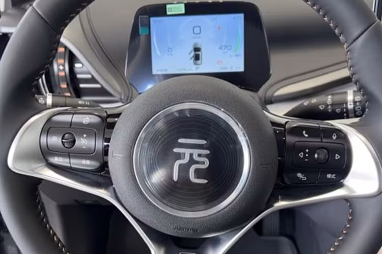 BYD Seal được trang bị cửa gió điều hòa kéo dài đến hết mặt taplo, đảm bảo sự thoáng mát và thoải mái cho hành khách. Hệ thống âm thanh Dynaudio 12 loa đem lại chất lượng âm thanh cao cấp, sống động.