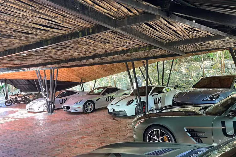 Các siêu xe, xe thể thao và SUV ông Đặng Lê Nguyên Vũ sắm trong năm 2022 có tổng giá trị từ 250 tỷ đến 350 tỷ đồng. Ngoài ra, còn hàng loạt xe siêu sang hàng hiếm và xe ôtô cổ... cũng có giá trị lên đến hàng trăm tỷ.