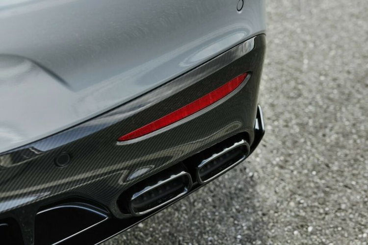 Michael Schiebe, Chủ tịch Hội đồng quản trị của Mercedes-AMG GmbH, cho biết: “Nếu bạn không chỉ muốn tận hưởng chiếc AMG GT của mình trên đường phố thông thường mà còn muốn trải nghiệm cảm giác tốc độ trên đường đua, thì GT 63 Pro là sự lựa chọn lý tưởng”.