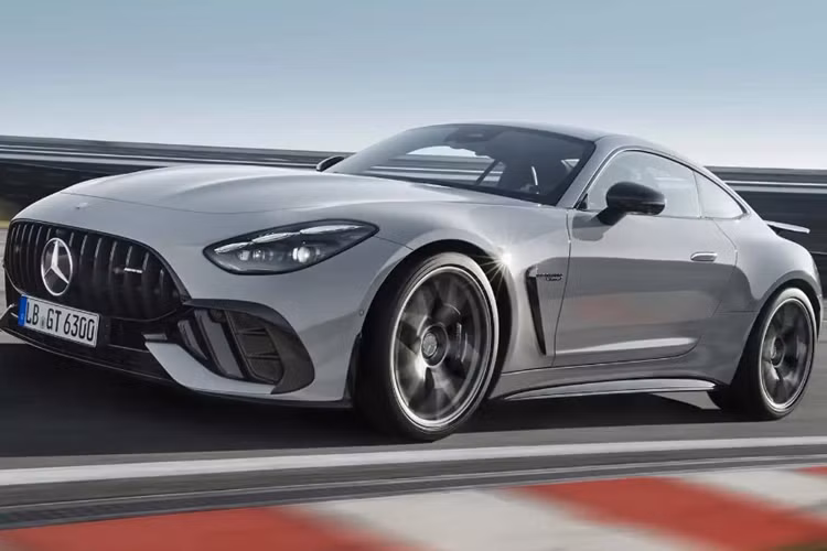 “Sự kết hợp độc đáo giữa hiệu suất và tính thực dụng của GT 63 Pro khiến nó trở thành sự bổ sung hoàn hảo cho dòng xe AMG GT của chúng tôi, dòng xe có nhiều điều để khiến những tín đồ xe thể thao phải say đắm”. Hiện mức giá xe Mercedes-AMG GT 63 Pro 2025 vẫn chưa được công bố.