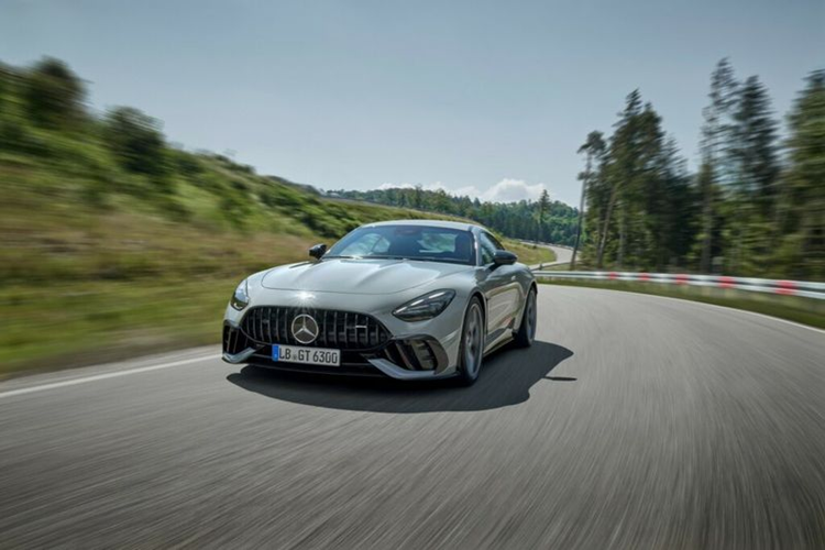 Khu vực phía sau của Mercedes-AMG GT 63 Pro bản coupe nổi bật với cánh gió cỡ lớn đặt trên nóc cốp, tương tự mẫu AMG One. Bên cạnh đó, xe còn được trang bị bộ bodykit khí động học bằng sợi carbon bao gồm bộ chia gió phía trước, cánh khuếch tán gió phía sau và khe thoát gió đặt 2 bên vòm bánh xe.