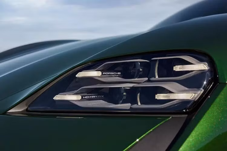 Bên trong xe, Porsche Taycan 2025 có nhiều cải tiến đáng chú ý hơn như bảng đồng hồ với màn hình cong 16,8 inch, màn hình cảm ứng trung tâm 10,9 inch và màn hình 8,4 inch ở cụm điều khiển trung tâm. Nếu chi thêm tiền, khách hàng có thể trang bị màn hình giải trí dành cho hành khách phía trước tùy chọn.