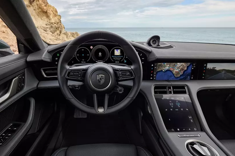 Điểm nhấn của Porsche Taycan 2025 nằm ở thông số vận hành. Theo đó, với gói Performance Battery Plus tùy chọn, khách hàng có thể tăng dung lượng của xe từ 93 kWh lên 105 kWh. Phạm vi di chuyển của xe sau một lần sạc đầy pin dao động từ 503 - 678 km ở bản dẫn động cầu sau RWD và từ 558 - 630 km ở bản Turbo S.