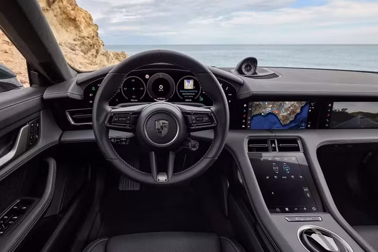 Điểm nhấn của Porsche Taycan 2025 nằm ở thông số vận hành. Theo đó, với gói Performance Battery Plus tùy chọn, khách hàng có thể tăng dung lượng của xe từ 93 kWh lên 105 kWh. Phạm vi di chuyển của xe sau một lần sạc đầy pin dao động từ 503 - 678 km ở bản dẫn động cầu sau RWD và từ 558 - 630 km ở bản Turbo S.