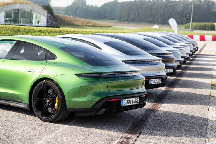 Trong khi đó, bộ sạc chậm AC tiêu chuẩn là loại 11 kW. Thay đổi còn lại của Porsche Taycan 2025 là hệ thống treo khí nén với lò xo thép tiêu chuẩn. Hệ thống ổn định chống lật Porsche Active Ride được trang bị tùy chọn cho các phiên bản dẫn động 4 bánh toàn thời gian, giúp xe nghiêng khi ôm cua như mô tô.