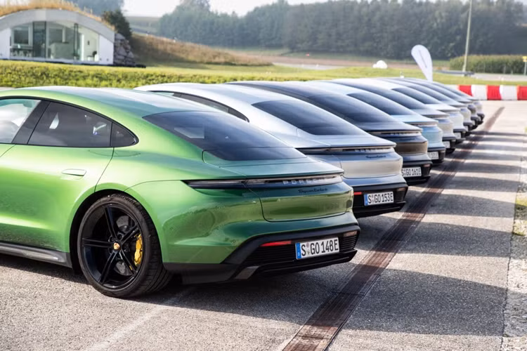 Trong khi đó, bộ sạc chậm AC tiêu chuẩn là loại 11 kW. Thay đổi còn lại của Porsche Taycan 2025 là hệ thống treo khí nén với lò xo thép tiêu chuẩn. Hệ thống ổn định chống lật Porsche Active Ride được trang bị tùy chọn cho các phiên bản dẫn động 4 bánh toàn thời gian, giúp xe nghiêng khi ôm cua như mô tô.