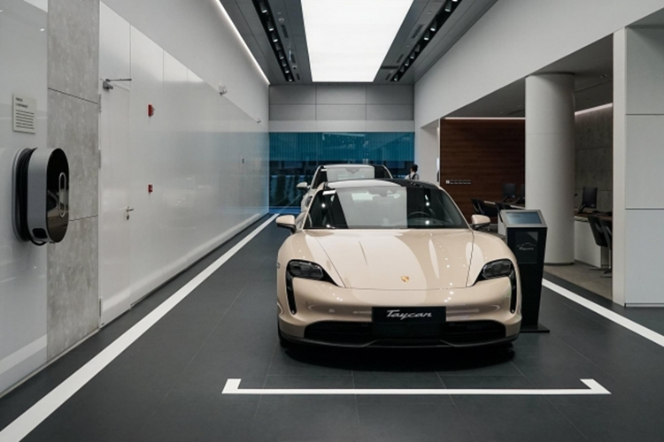 Tiếp theo là bộ sạc nhanh DC mới với công suất sạc tăng từ 270 kW lên 320 kW. Thời gian sạc pin từ 10% lên 80% rút ngắn xuống còn 18 phút nếu đi kèm gói Performance Battery Plus. Ngoài ra, xe còn hỗ trợ sạc 150 kW với thời gian sạc rơi vào khoảng 35 phút. Bộ sạc chậm AC 22 kW đáng tiếc vẫn là trang bị tùy chọn.